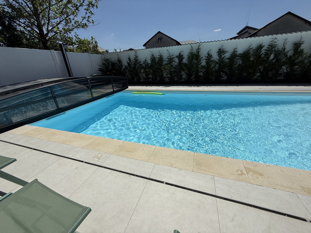 Pool with Retractable Cover